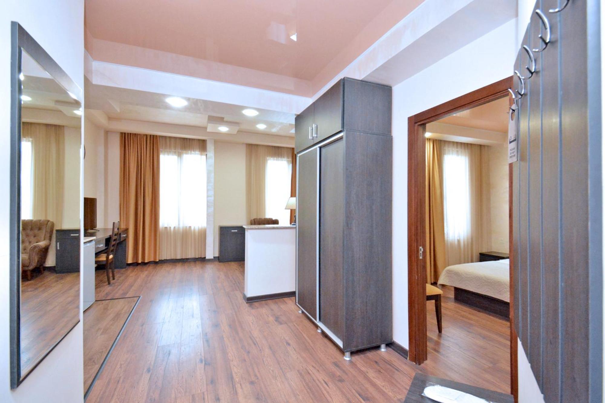 Hotel Partiez Yerevan Ngoại thất bức ảnh