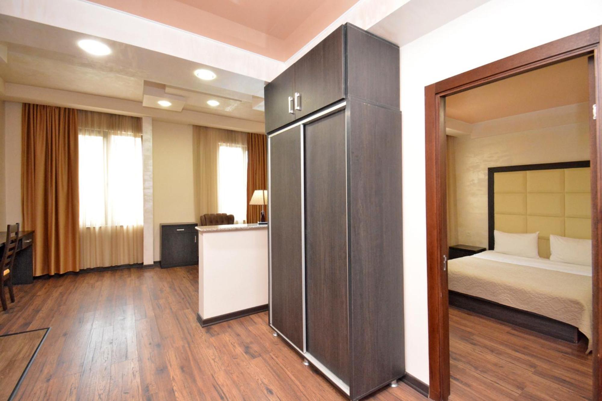 Hotel Partiez Yerevan Ngoại thất bức ảnh