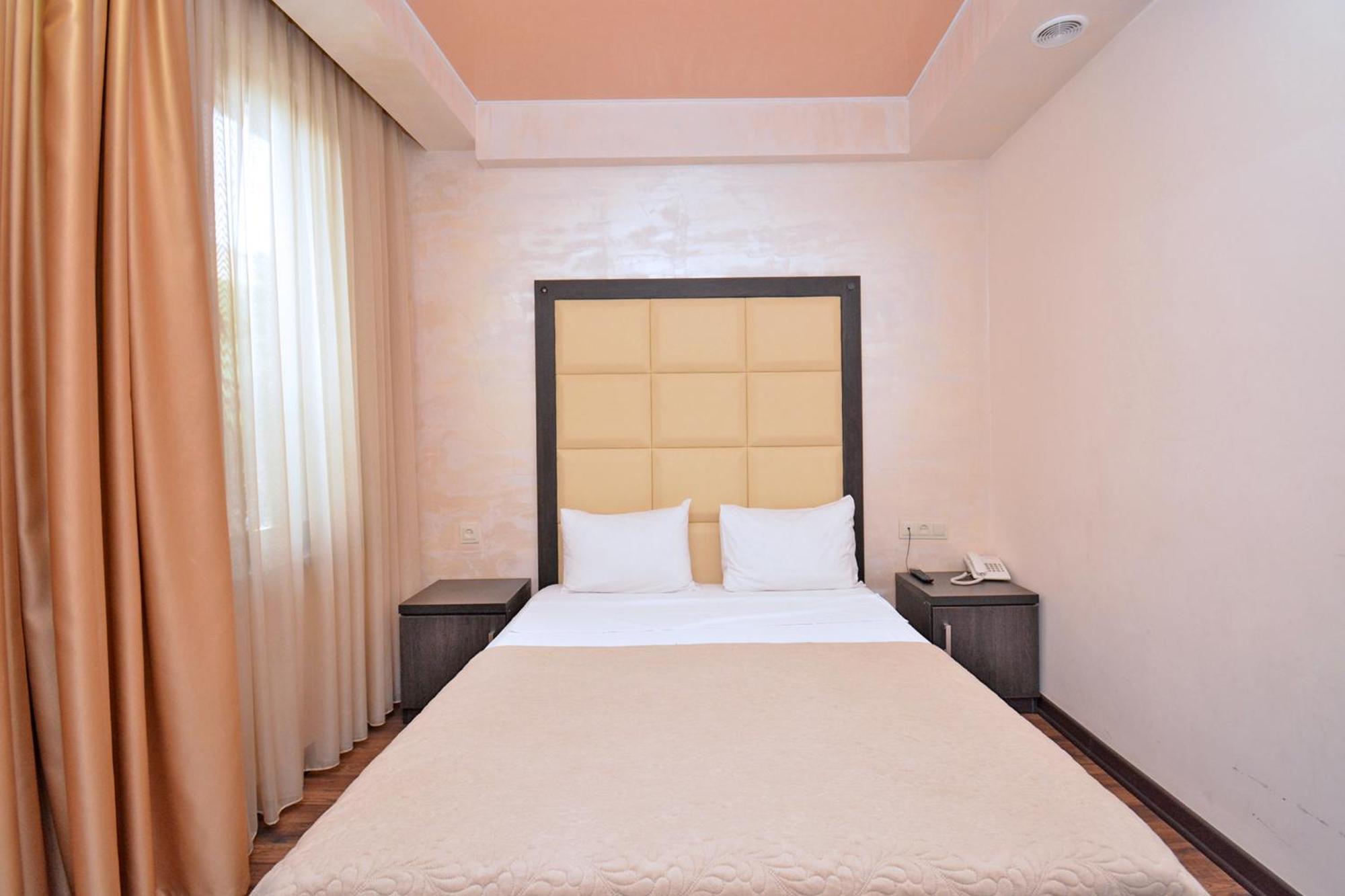 Hotel Partiez Yerevan Ngoại thất bức ảnh