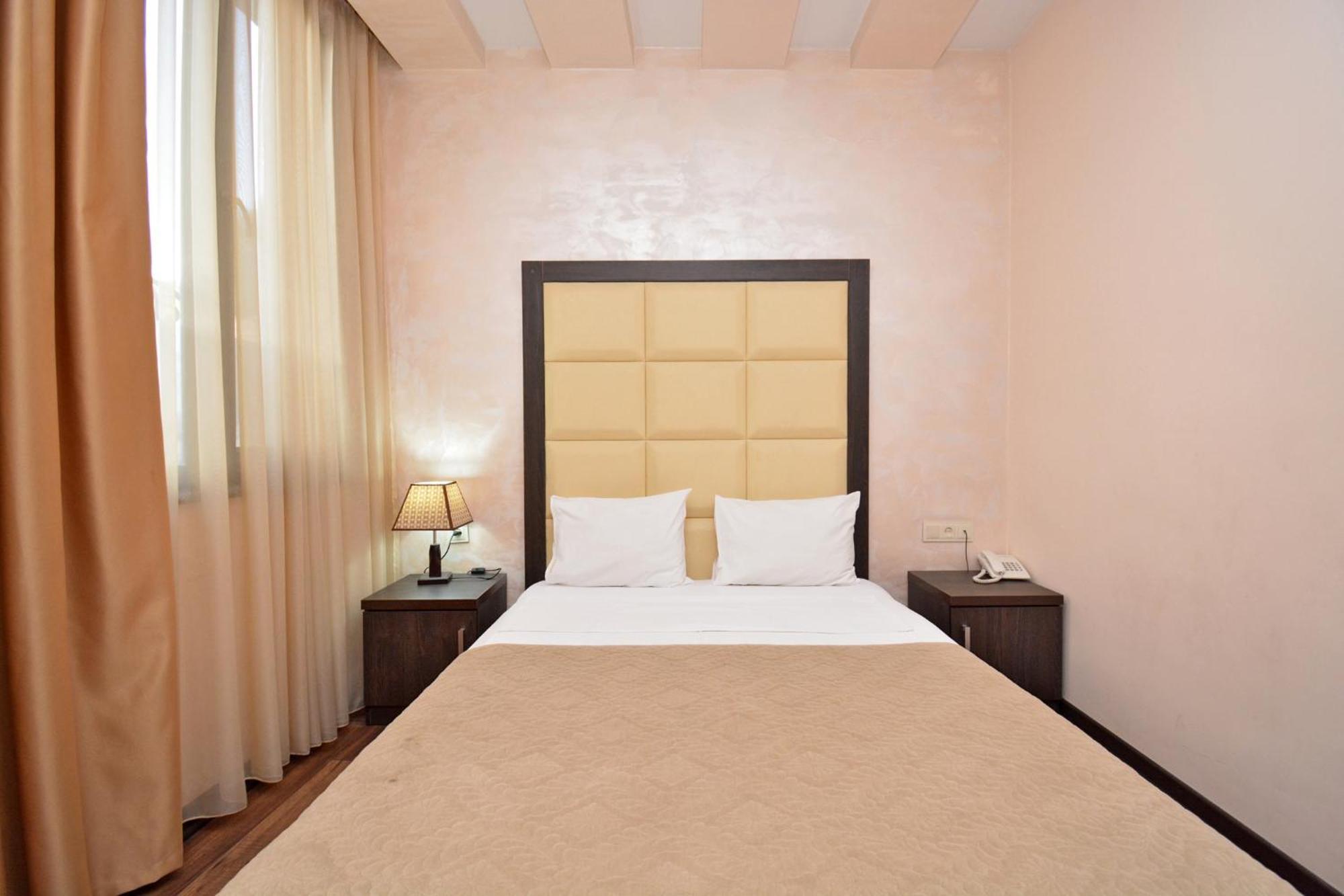Hotel Partiez Yerevan Ngoại thất bức ảnh