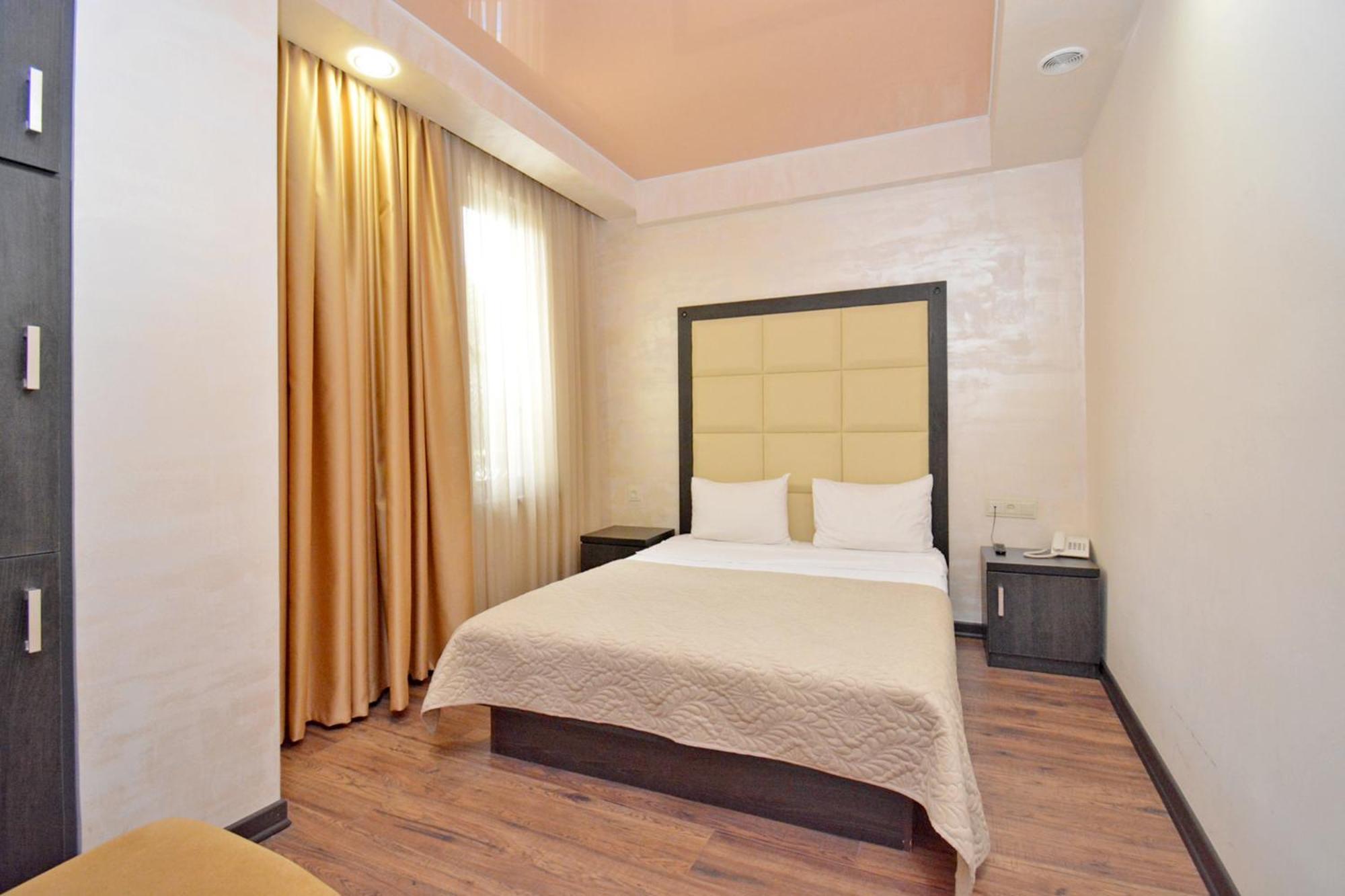 Hotel Partiez Yerevan Ngoại thất bức ảnh