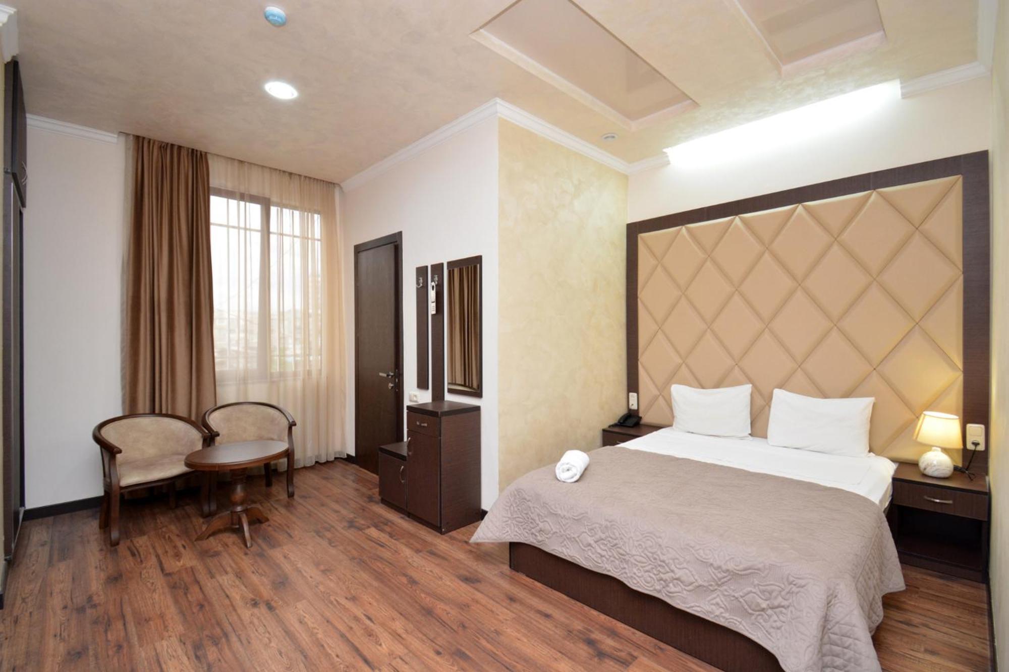 Hotel Partiez Yerevan Ngoại thất bức ảnh